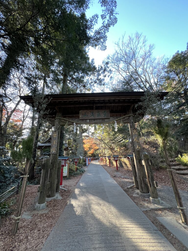 2024-12-24 13.38.58 薬王院の入口「浄心門」