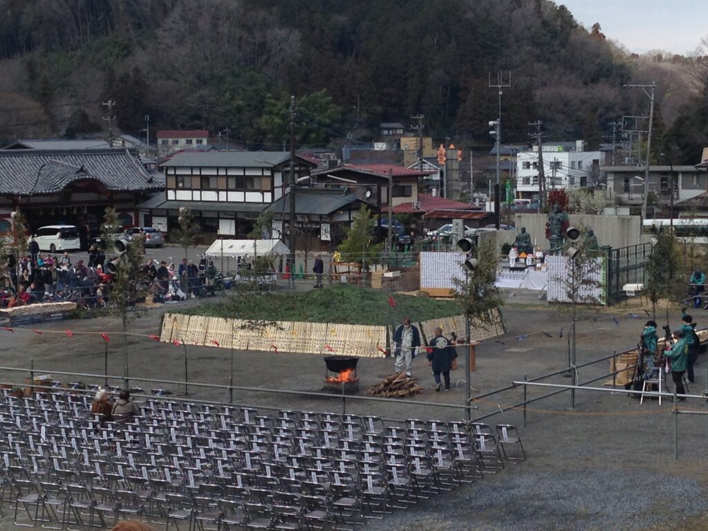 火渡り祭の会場　薬王院自動車祈祷殿