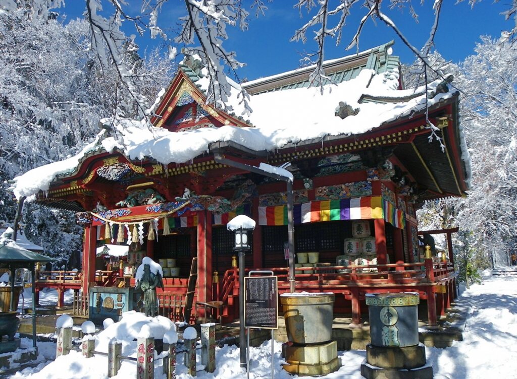 雪化粧の薬王院本社