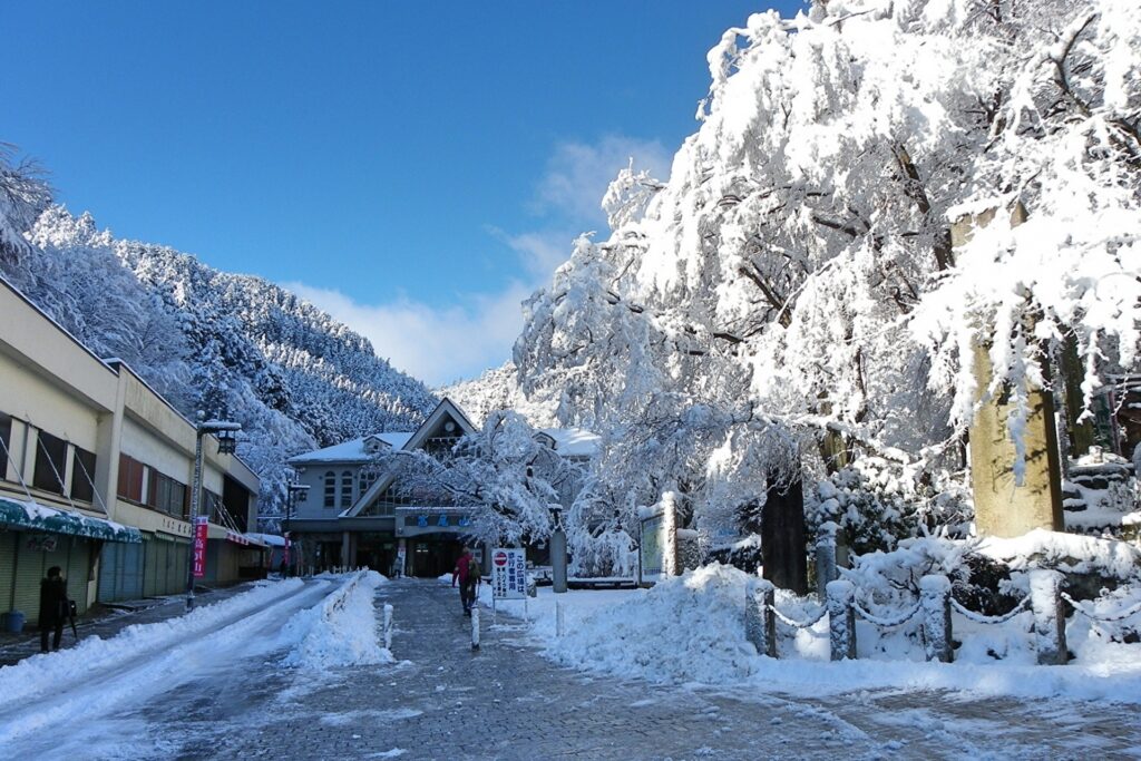 雪化粧の清滝駅周辺