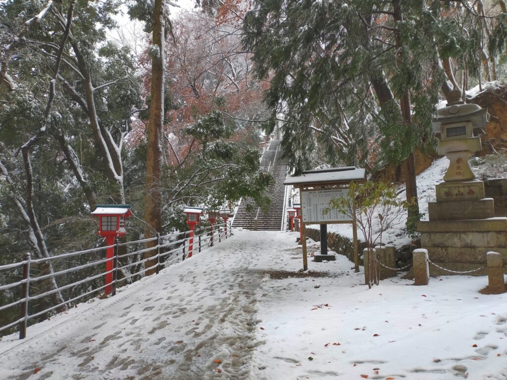 雪の百八階段付近