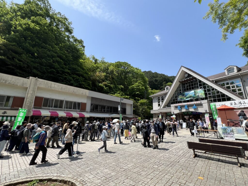 ゴールデンウィークの午前、ケーブルカー清滝駅前の広場にできた列