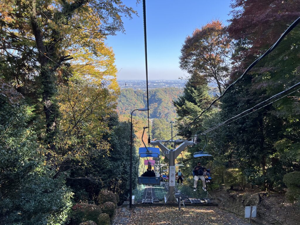 高尾山のリフト。椅子に座って紅葉の中を下る(ロープウェイではない)