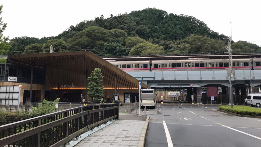 高尾山口駅前のロータリー付近