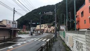 甲州街道　高尾山口駅前交差点