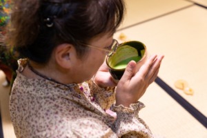 お茶をたしなむ谷本朋子さん